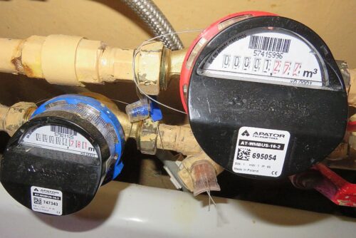 Ventspils mājās ierīko attālināti nolasāmos ūdensskaitītājus