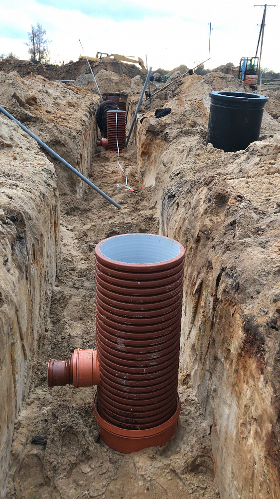 Krustpils ielas posmā Rīgā izbūvē kanalizācijas tīklu