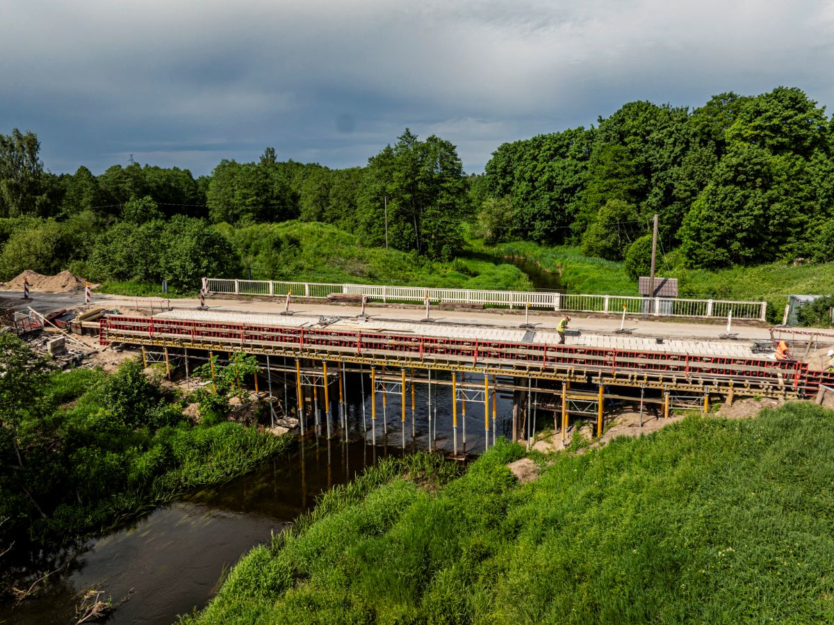 Ventspils novadā, Tērandē, pārbūvē tiltu pār Užavu