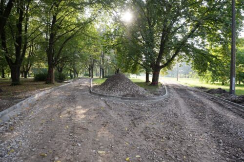 Uzvaras parkā turpinās celiņu un rotaļu laukuma atjaunošana