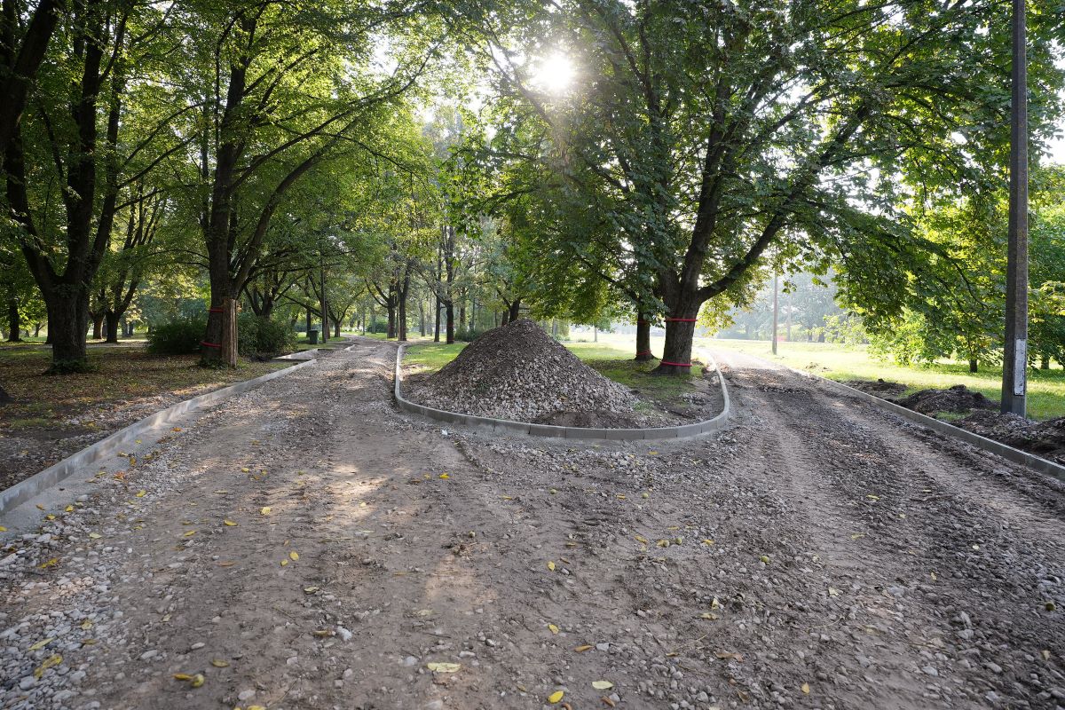 Uzvaras parkā turpinās celiņu un rotaļu laukuma atjaunošana