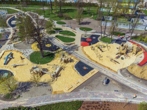 Uzvaras parkā Jelgavā izbūvēta atpūtas vieta bērniem
