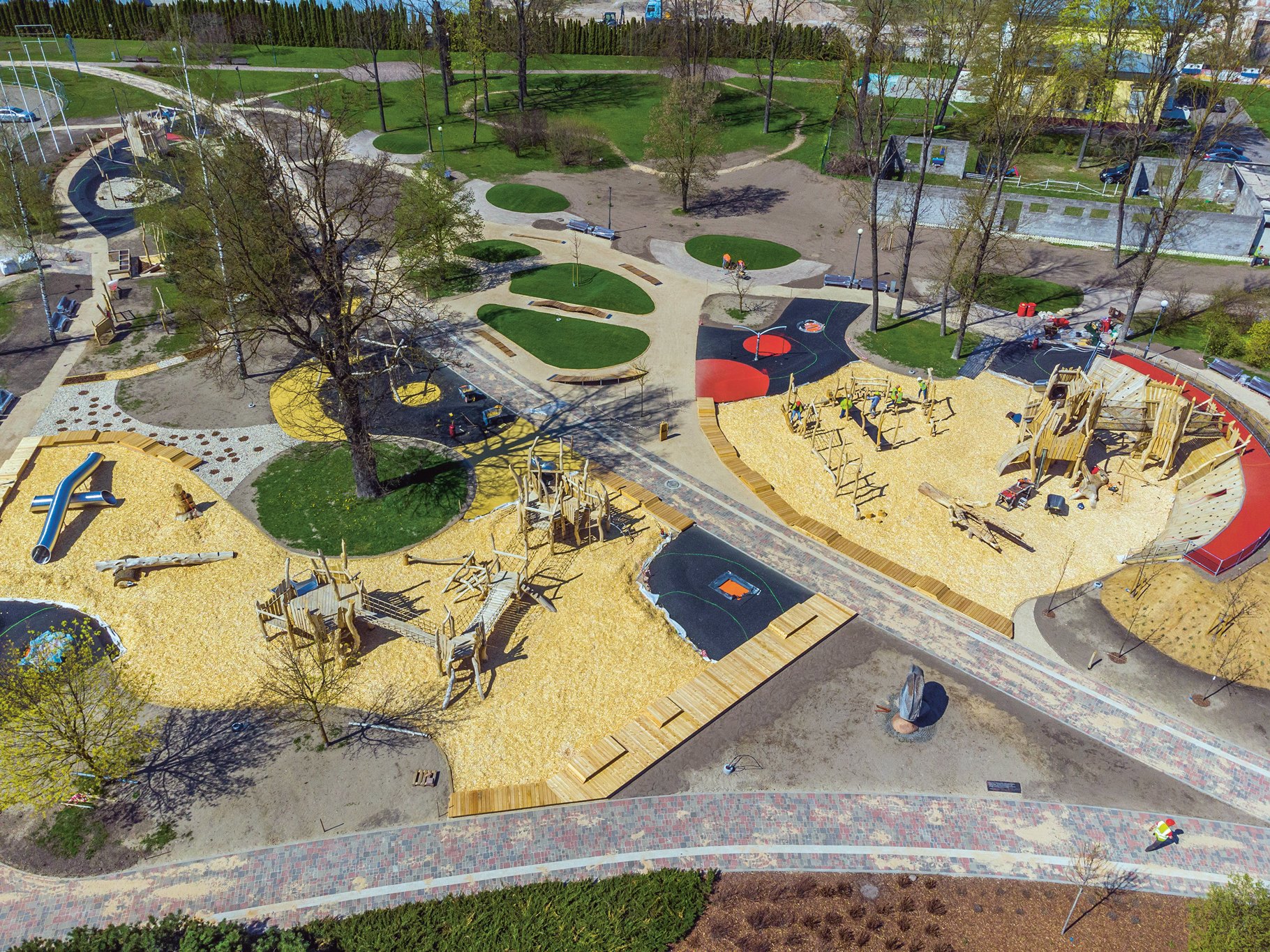 Uzvaras parkā Jelgavā izbūvēta atpūtas vieta bērniem