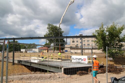Valgas–Valkas dvīņu pilsētas centra gājēju tiltam sākti betonēšanas darbi