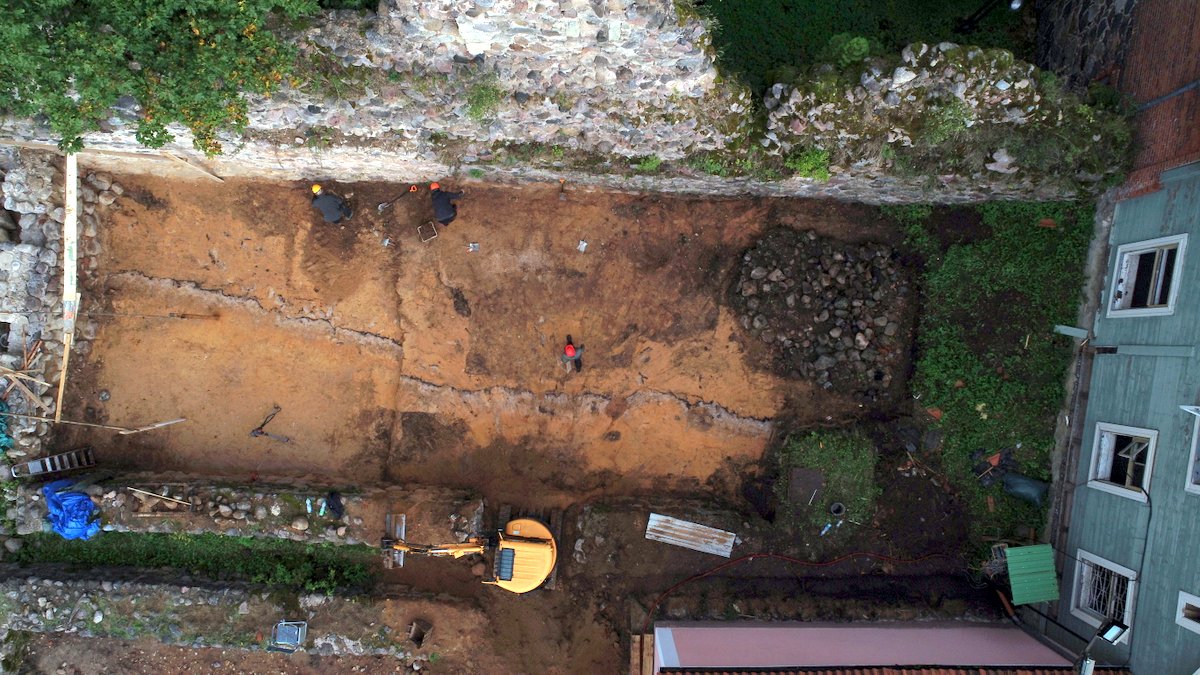 Arheologi Valmieras pilsdrupās atrod 14.gadsimta liecības