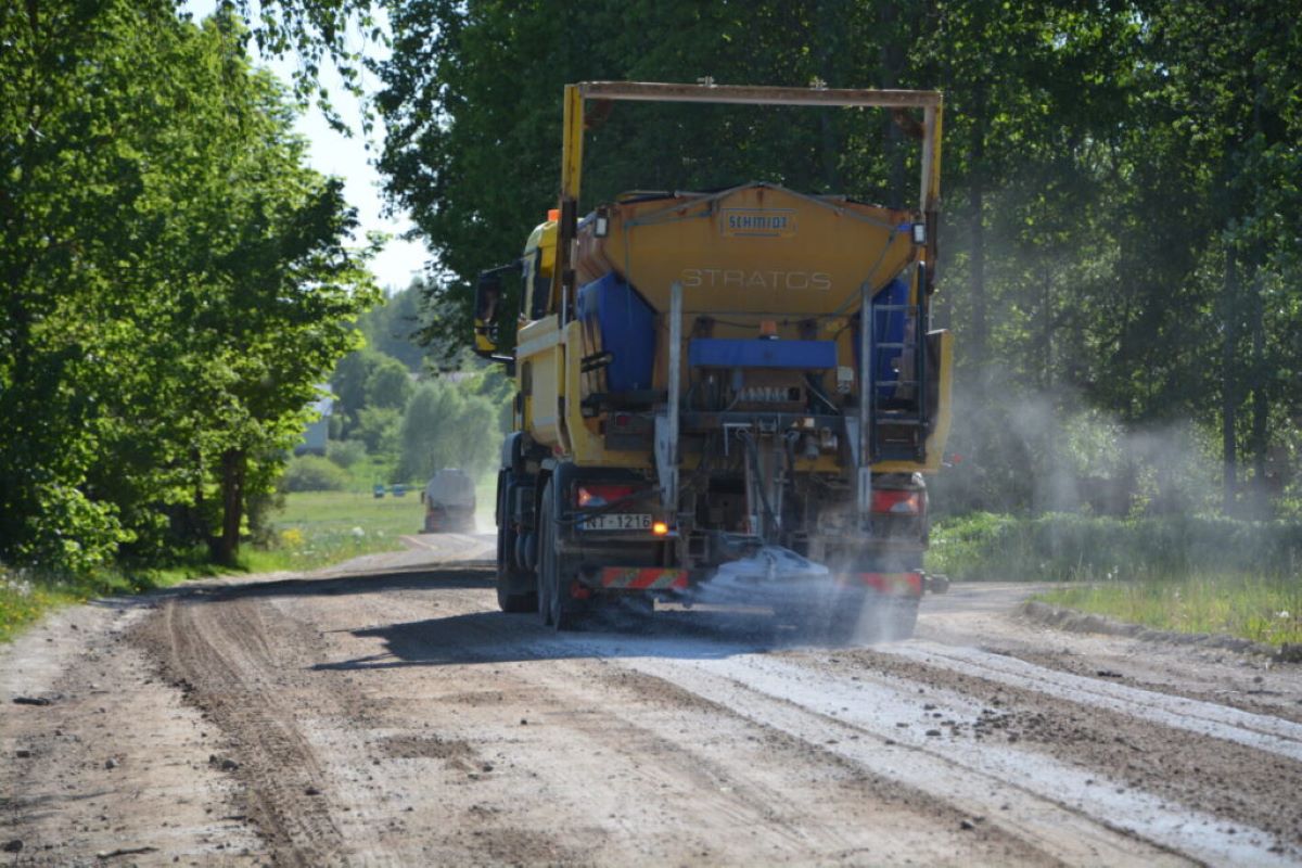 Valmieras novadā grants ielas un ceļi apstrādāti ar putekļu absorbentu