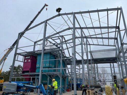 Valmierā nosvinēti spāru svētki jaunajai katlumājai