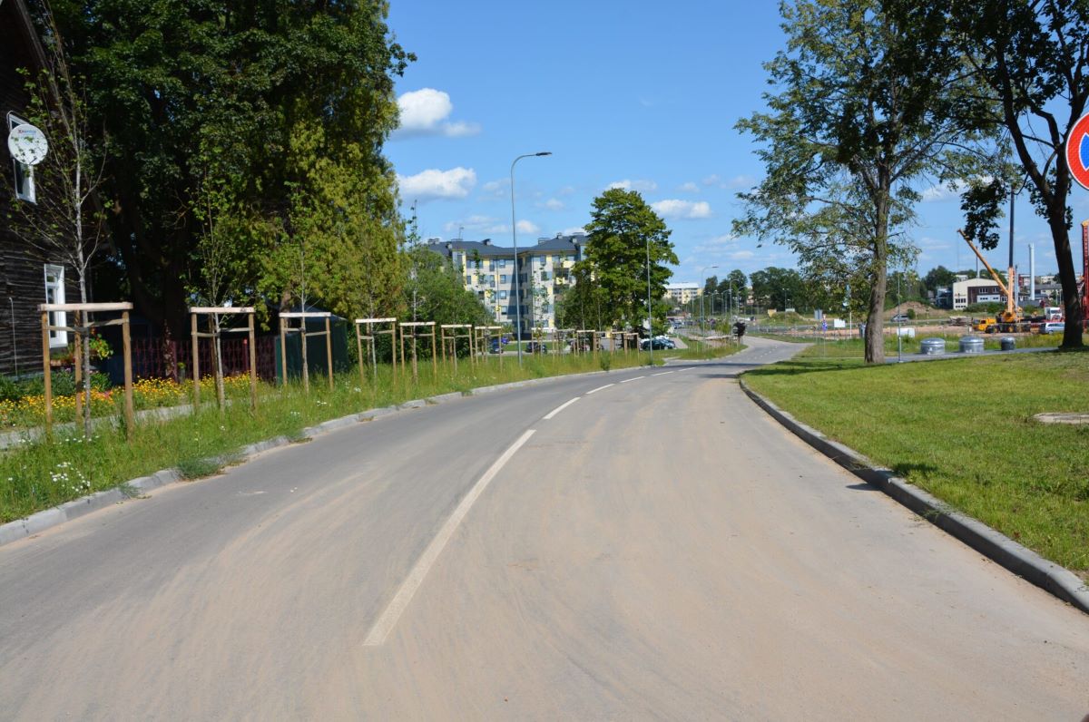 Valmierā izbūvēts jauns Ķieģeļu ielas posms teritorijā ar aktīvu apbūvi