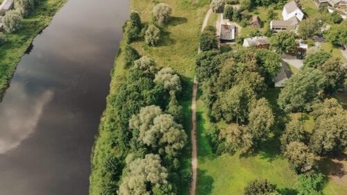 Valmierā sāk ilgi plānotās Gaujas labā krasta promenādes izbūvi