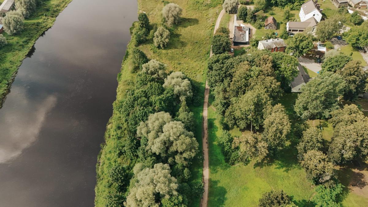 Valmierā sāk ilgi plānotās Gaujas labā krasta promenādes izbūvi