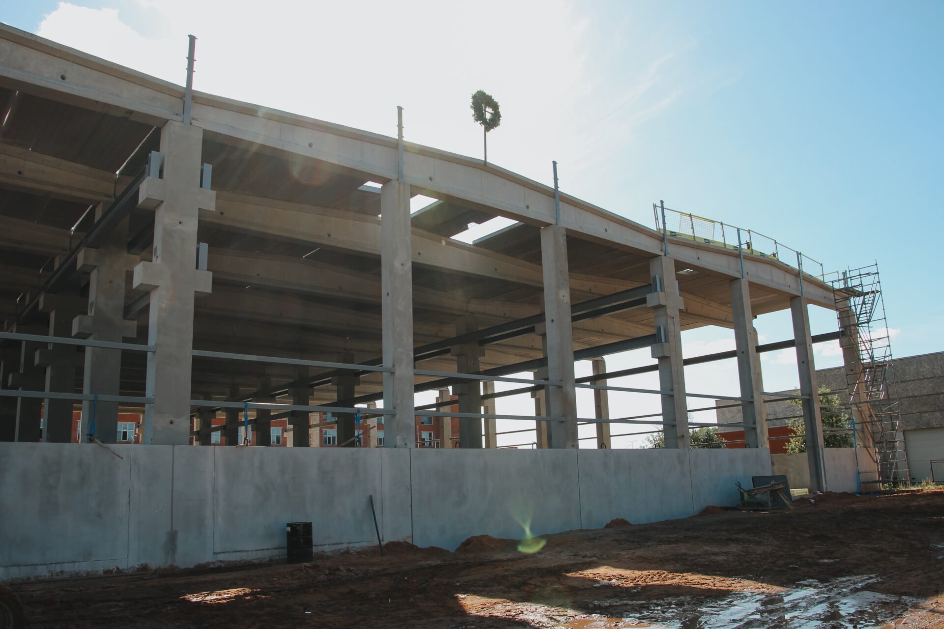 Atzīmēti spāru svētki ražošanas ēkai Valmieras Rūpniecības un eksporta parkā