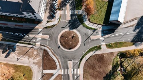 Valmierā izbūvēts jauns rotācijas aplis un uzlabota satiksmes organizācija