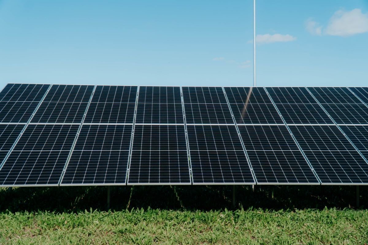 Valmieras novadā atklāts viens no lielākajiem saules parkiem Latvijā