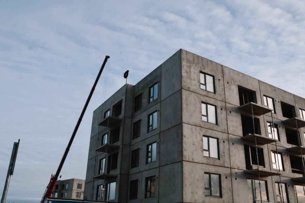 Valmierā atzīmēti spāru svētki zemas īres maksas daudzdzīvokļu namiem