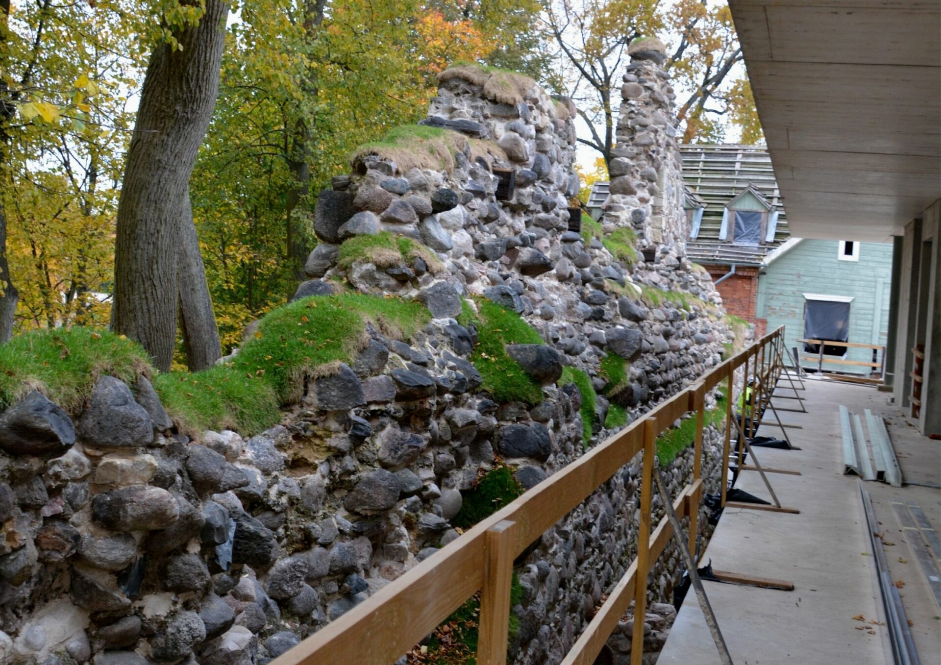 Pabeigta Valmieras pils mūra atjaunošana un konservācija