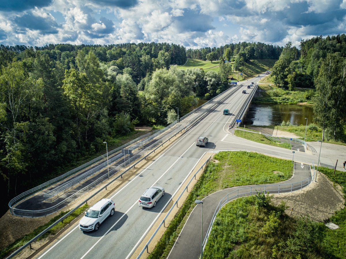 Uz Valmieras šosejas atjaunos ceļa segumu un sakops kokus