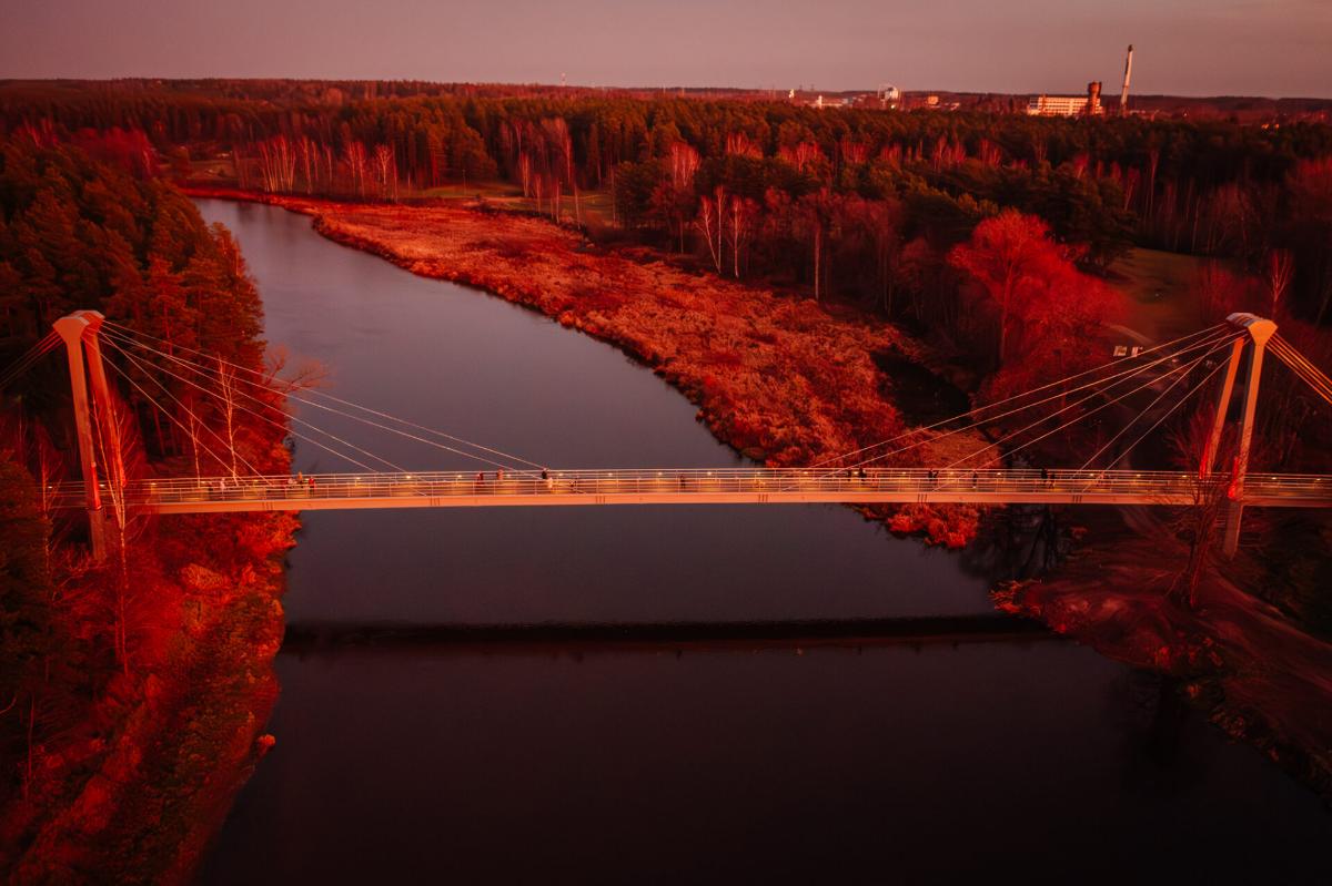 Valmierā pēc atjaunošanas atklāts Vanšu tilts pār Gauju