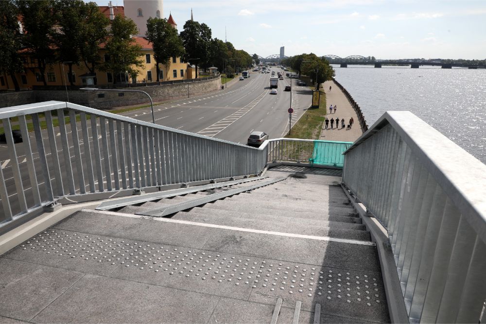 Uzdod publiskot Vanšu tilta kāpņu atjaunošanas darbu tāmi