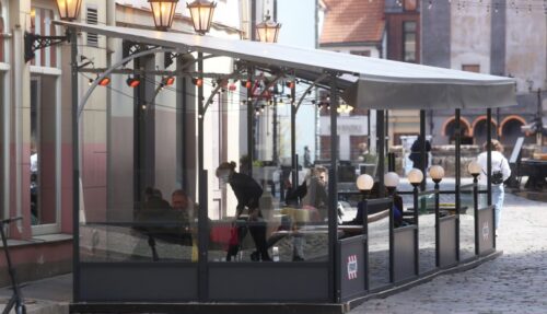 Papildināti kafejnīcu vasaras terašu tipveida risinājumi Rīgā