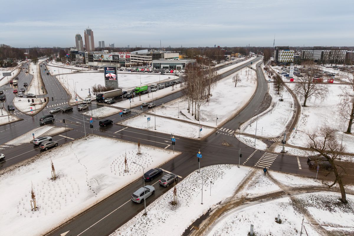 Vairāku uzņēmumu sadarbībā uzlabota satiksmes drošība Kārļa Ulmaņa gatvē