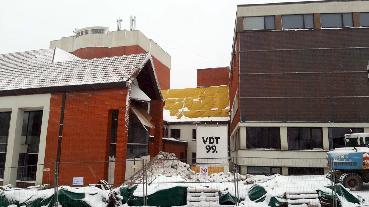 Valmieras teātrim demontē jumtu “black box” zāles izveidei