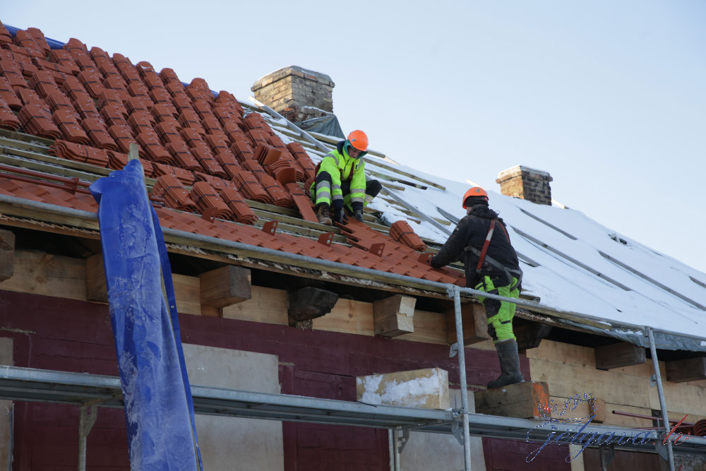 Jelgavā Vecpilsētas ielas ēkai klāj māla dakstiņu jumtu