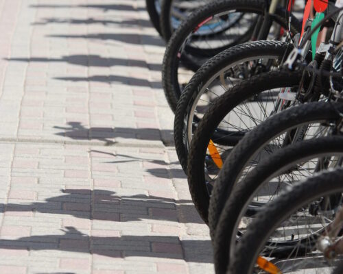 Vāc parakstus par asfalta velotrases izvedi Karostā