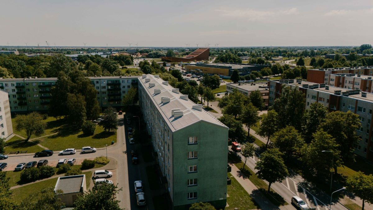 Ventspilī sākta jumta segumu nomaiņa daudzdzīvokļu ēkām