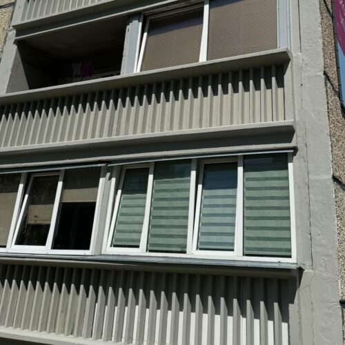 Ventspilī daudzdzīvokļu ēkai veikts apjomīgs lodžiju ekrānu remonts