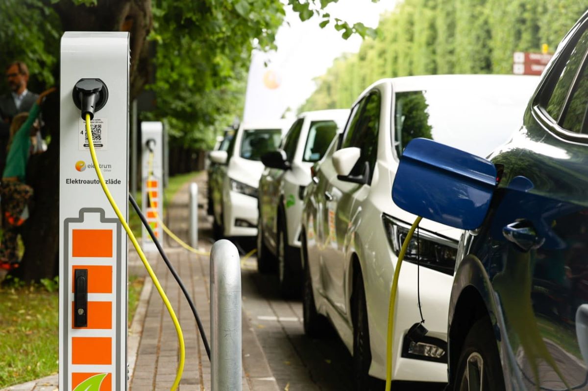 Ventspilī atklātas sešas jaunas elektroauto uzlādes stacijas