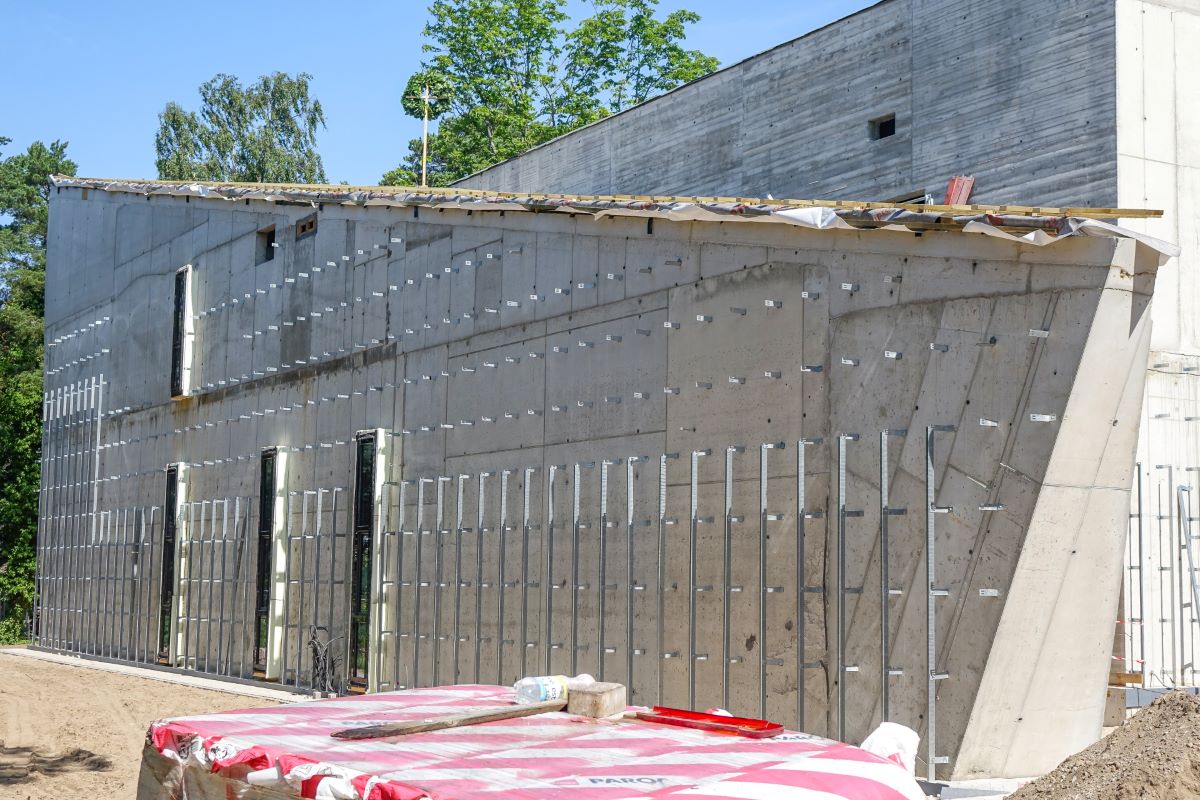 Atzīmēti spāru svētki Ventspils muzeja topošajai ēkai