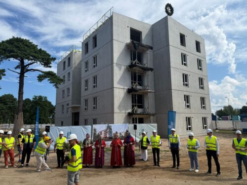 Ventspilī atzīmēti spāru svētki topošajiem daudzdzīvokļu īres namiem