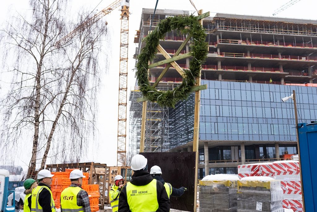Biroju kompleksā “Verde” atzīmēti spāru svētki