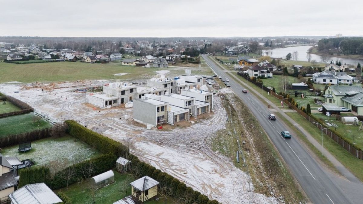 Projektā “VIDE Ādaži” nosvinēti spāru svētki pirmajām 15 mājām