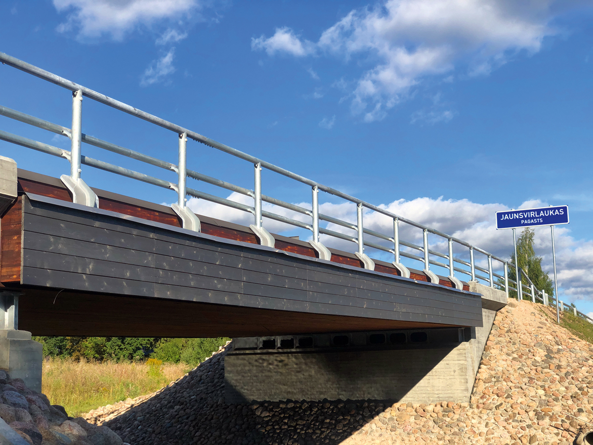 Koka tilts ar asfaltbetona segumu pār Vircavu