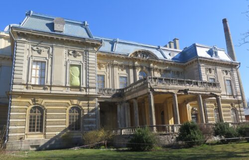 Liepājā restaurē Jūras virsnieku sapulču nama dienvidu fasādi