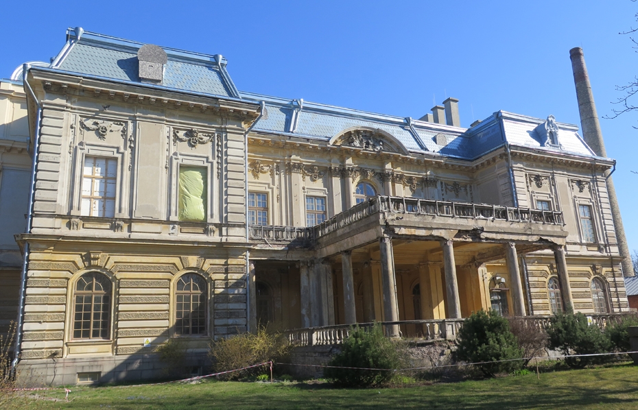 Liepājā restaurē Jūras virsnieku sapulču nama dienvidu fasādi