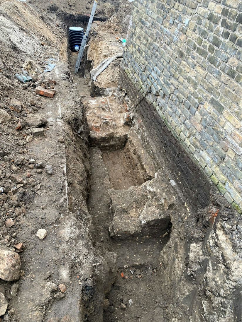 Atklāts neskarts kultūrslānis Rīgas pils būvdarbu zonā