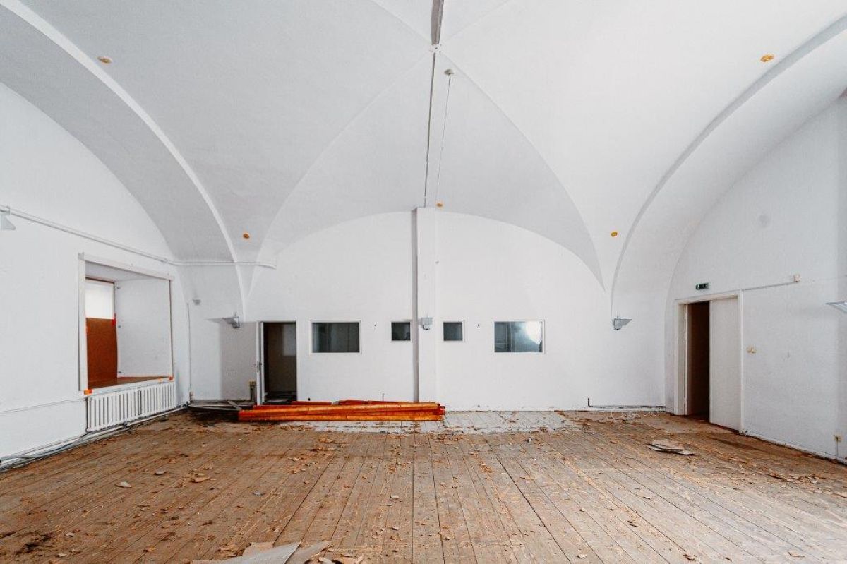 “Arsenāls” atjaunošanas gaitā atrastas vēsturiskas kaļķakmens grīdas plāksnes