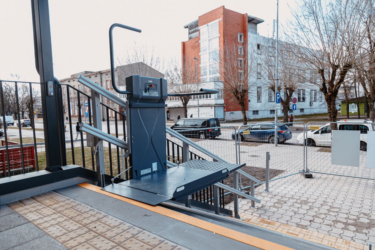 Noslēgušies pārbūves darbi vides pieejamības projekta ietvaros Jelgavā