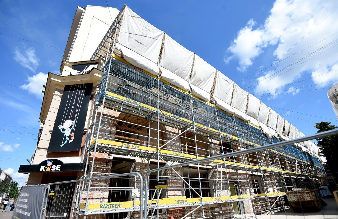 Leļļu teātra ēkai sākta jumta konstrukciju izbūve