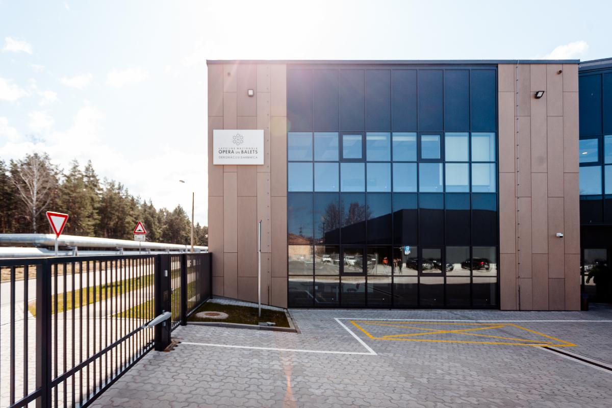 Atklāts jaunais LNOB skatuves mākslu dekorāciju darbnīcu komplekss