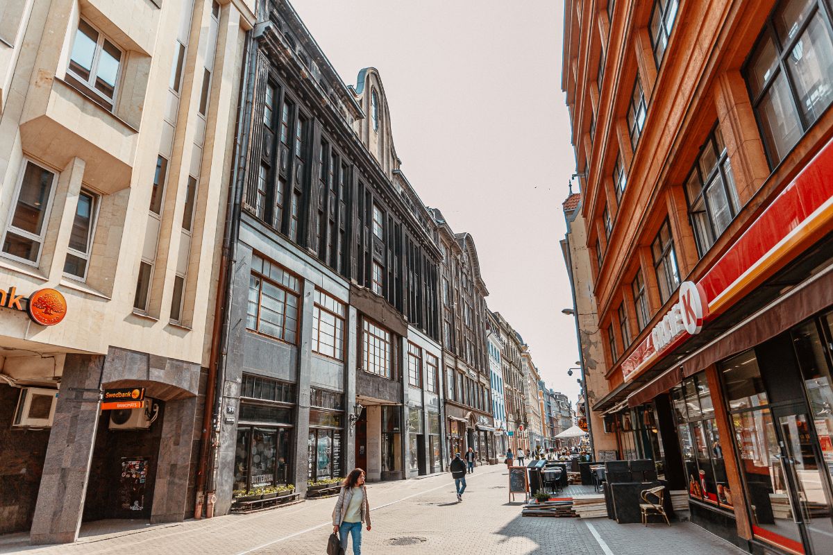 Izsludina pieteikšanos nekustamā īpašuma izsolei pretī Līvu laukumam