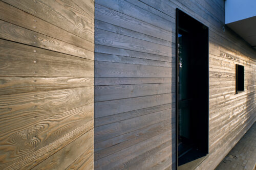 Unikāla fasāde no krāsotiem dēļiem