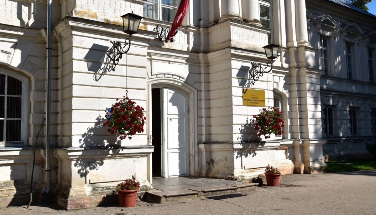 Restaurēs Zaļenieku muižas pils vēsturiskās ieejas durvis