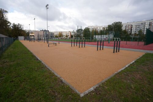 Atklāts atjaunotais sporta laukums pie Zolitūdes ģimnāzijas Rīgā