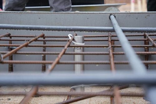 Iemūrē laika kapsulu topošās sākumskolas pamatos Mežaparkā