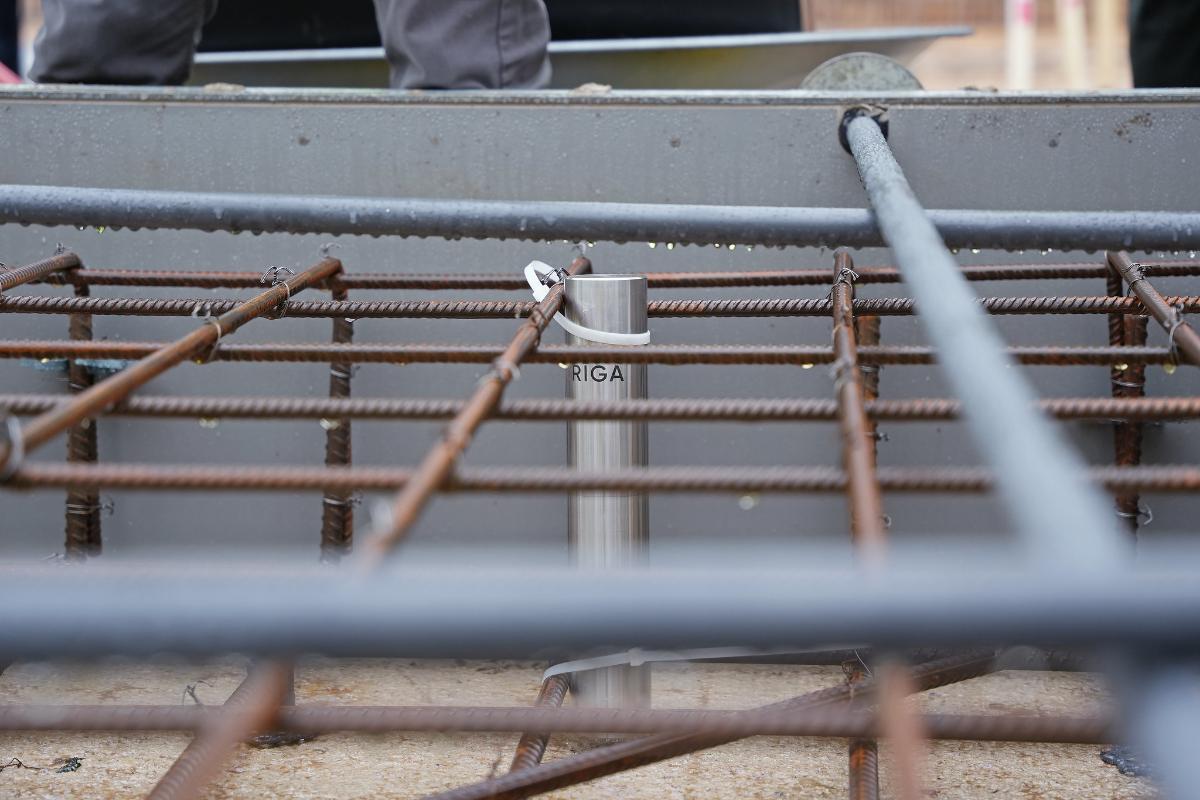 Iemūrē laika kapsulu topošās sākumskolas pamatos Mežaparkā