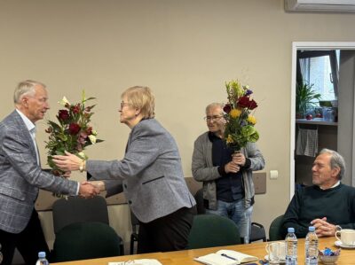 LBS valdes priekšsēdētāja 1. vietniece Helēna Endriksone pasniedz ziedus Būvindustrijas lielās balvas laureātiem kategorijā “Mūža ieguldījums būvindustrijā” – LBS valdes priekšsēdētājam Raimondam Eizenšmitam un SIA “LBS-Konsultants” izpilddirektoram Jānim Ivbulim.