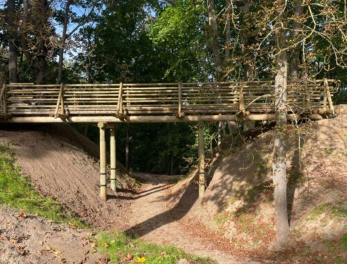 Mežotnes pilskalnā atjaunota ziemeļu ieeja - izbūvēts jauns gājēju tilts